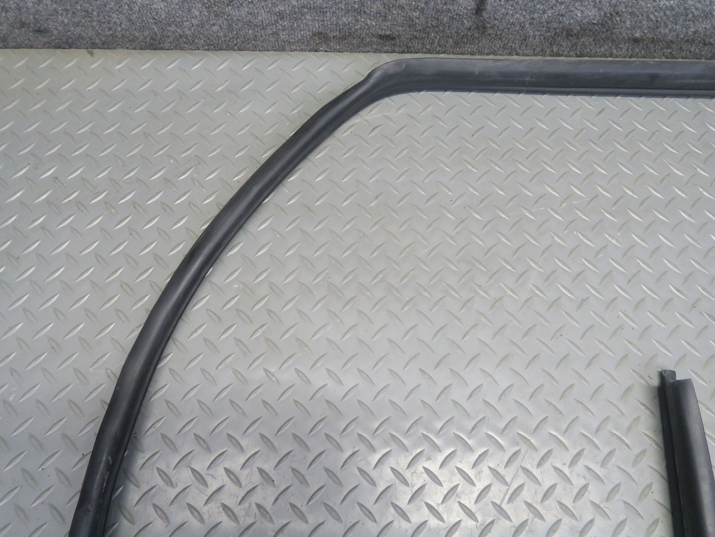 2003-2009 Hummer H2 Front Right Pass Side Door Weatherstrip Rubber Seal Gasket