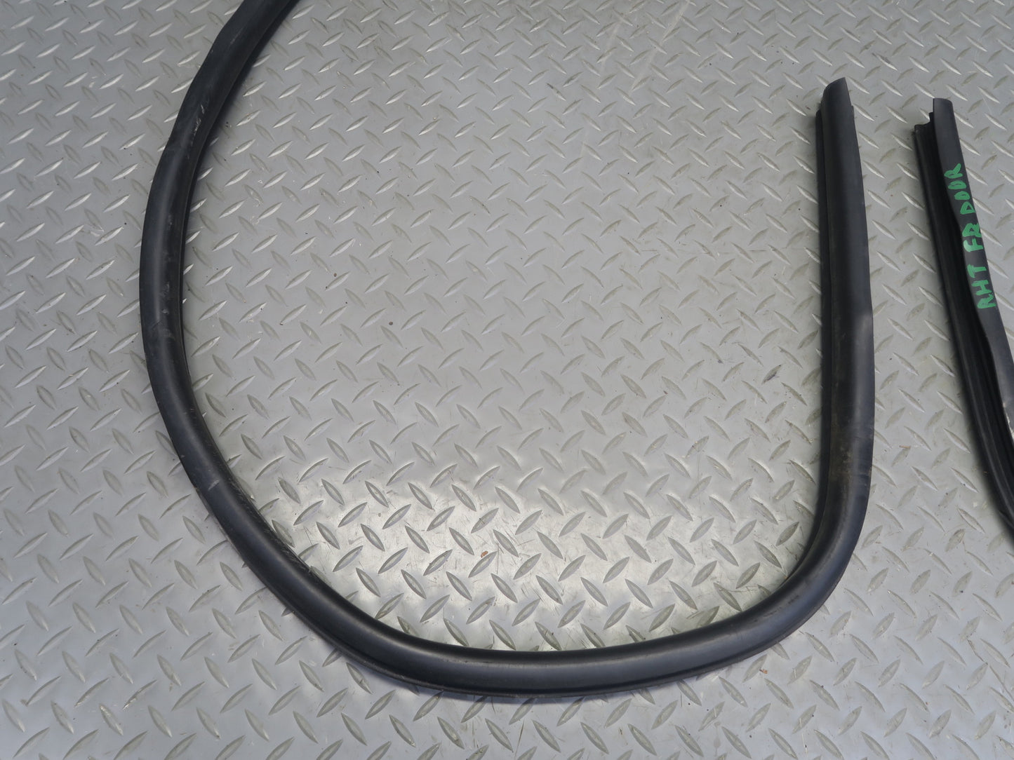 2003-2009 Hummer H2 Front Right Pass Side Door Weatherstrip Rubber Seal Gasket