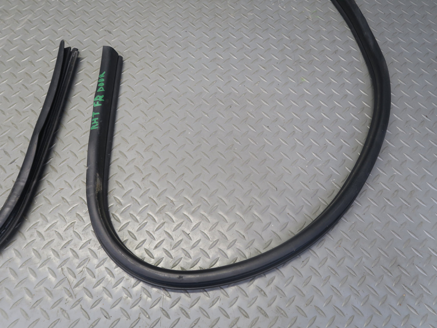 2003-2009 Hummer H2 Front Right Pass Side Door Weatherstrip Rubber Seal Gasket