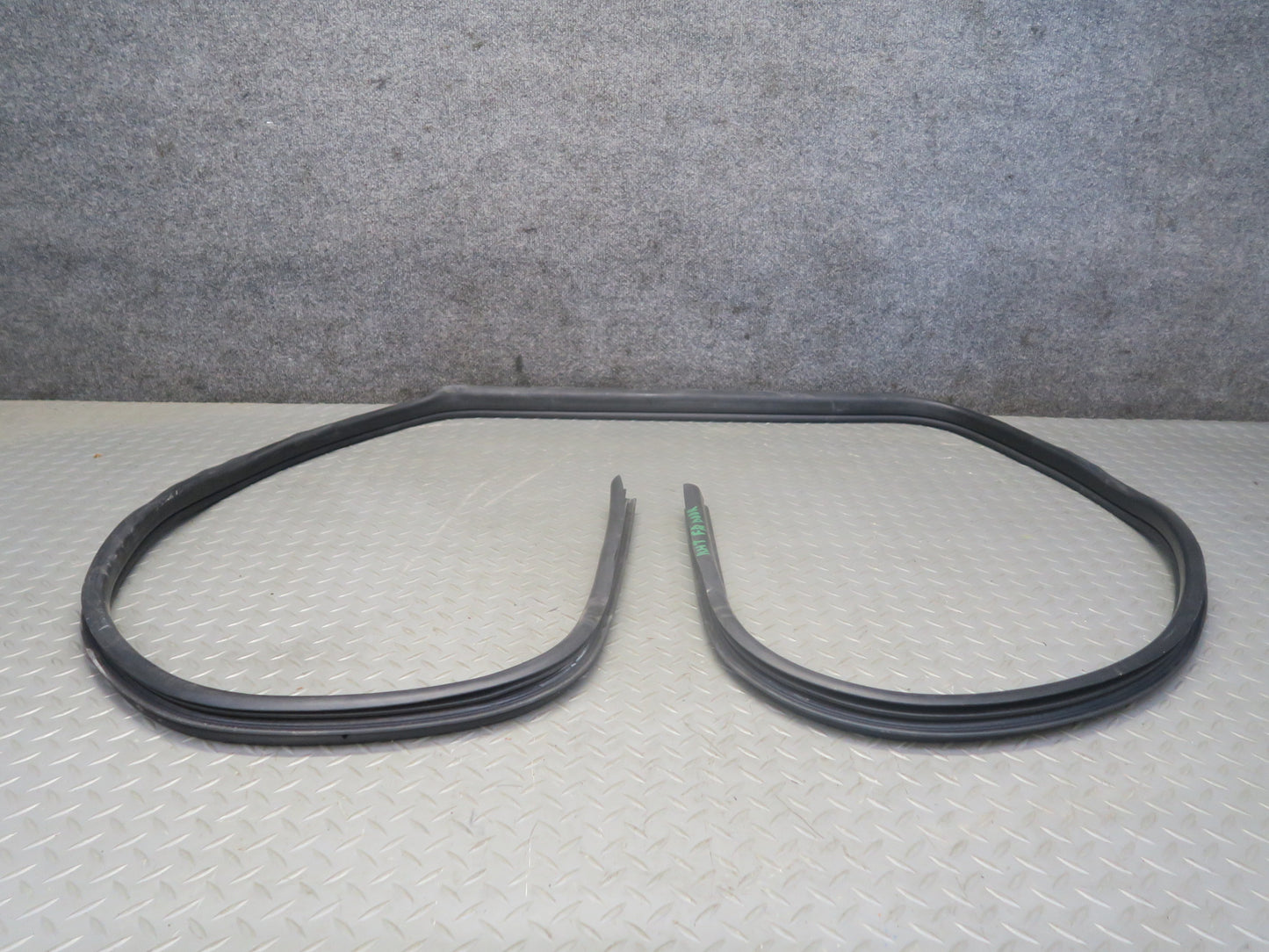 2003-2009 Hummer H2 Front Right Pass Side Door Weatherstrip Rubber Seal Gasket