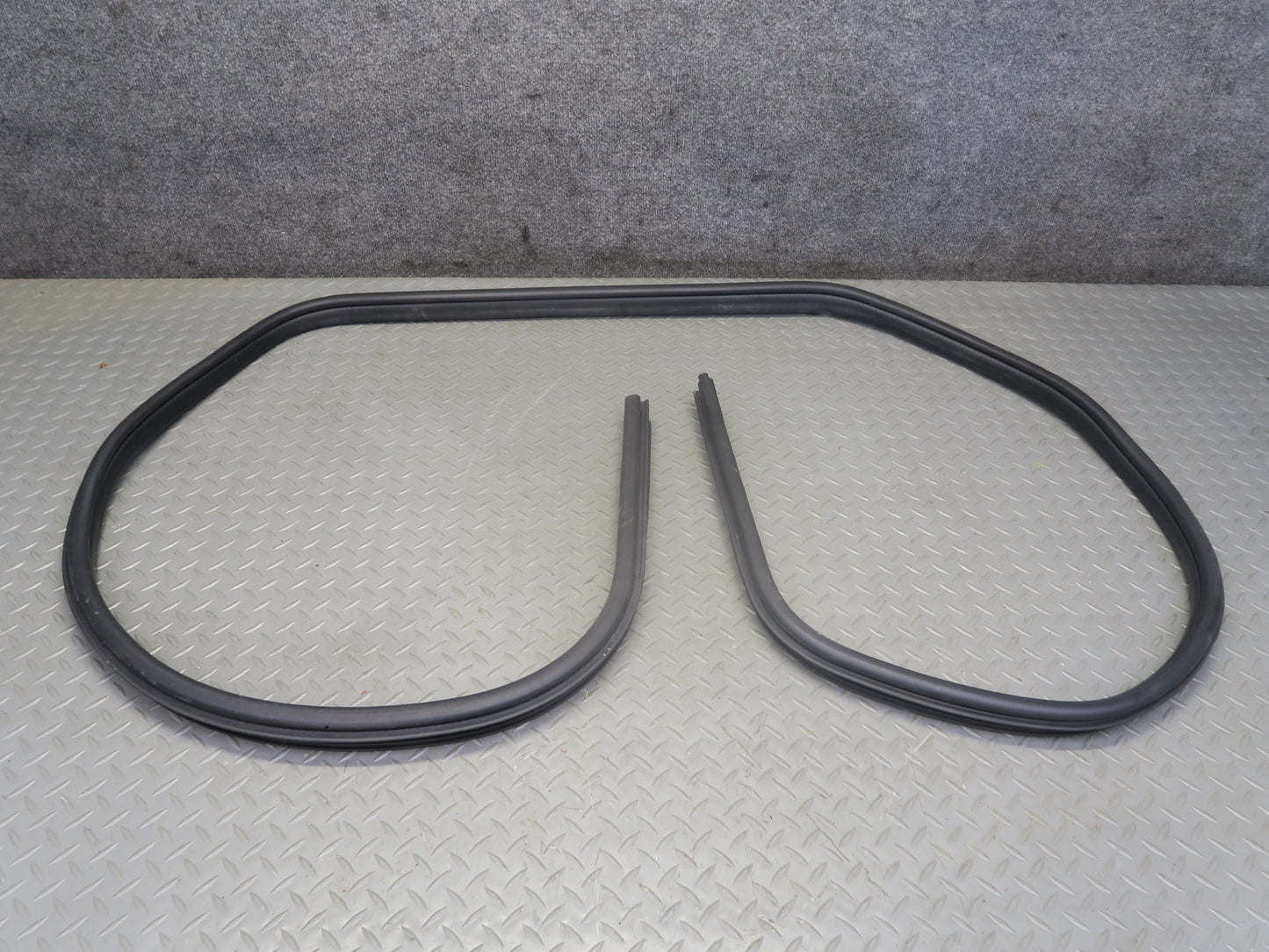 2003-2009 Hummer H2 Front Right Pass Side Door Weatherstrip Rubber Seal Gasket