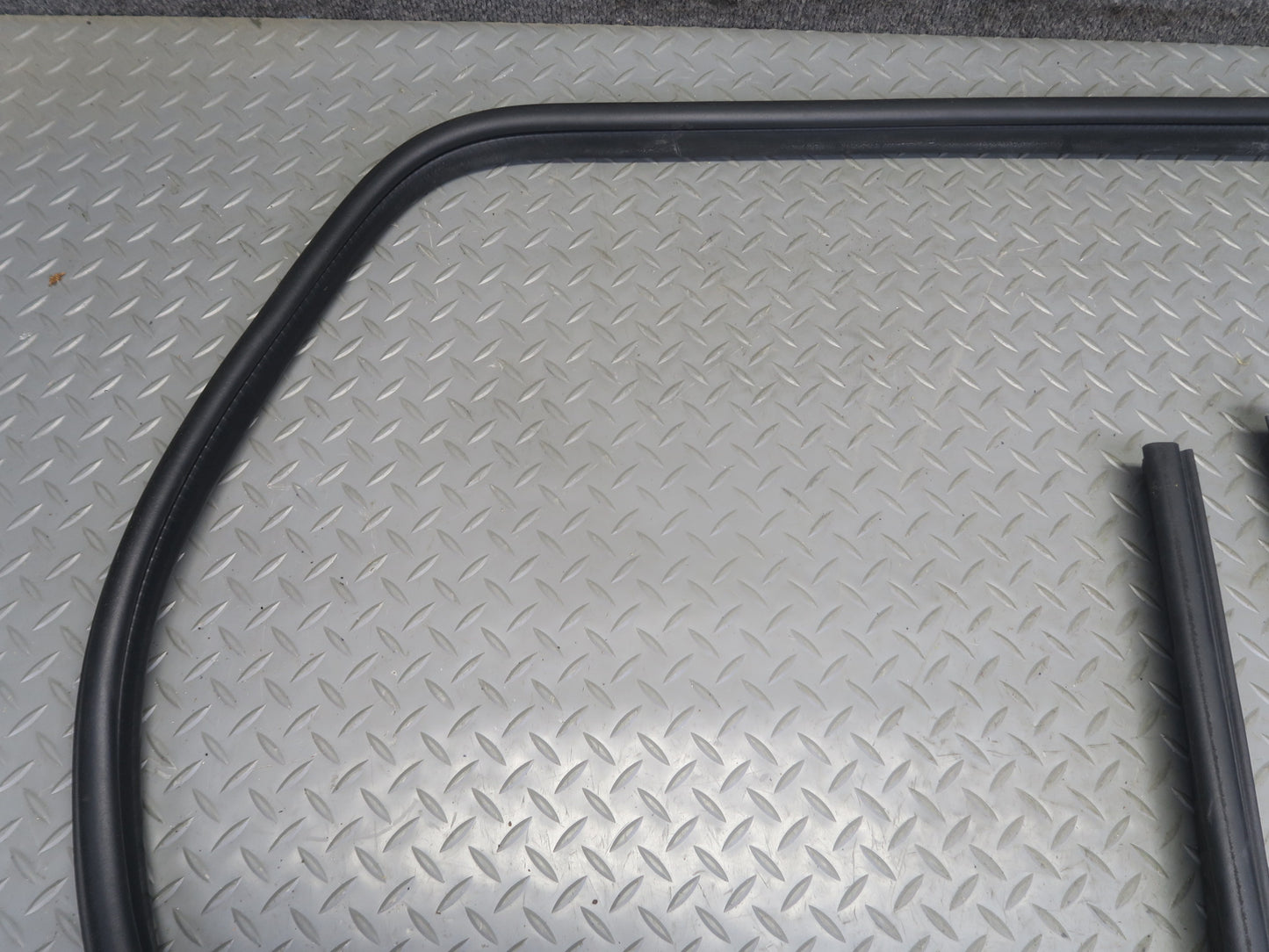 2003-2009 Hummer H2 Front Right Pass Side Door Weatherstrip Rubber Seal Gasket