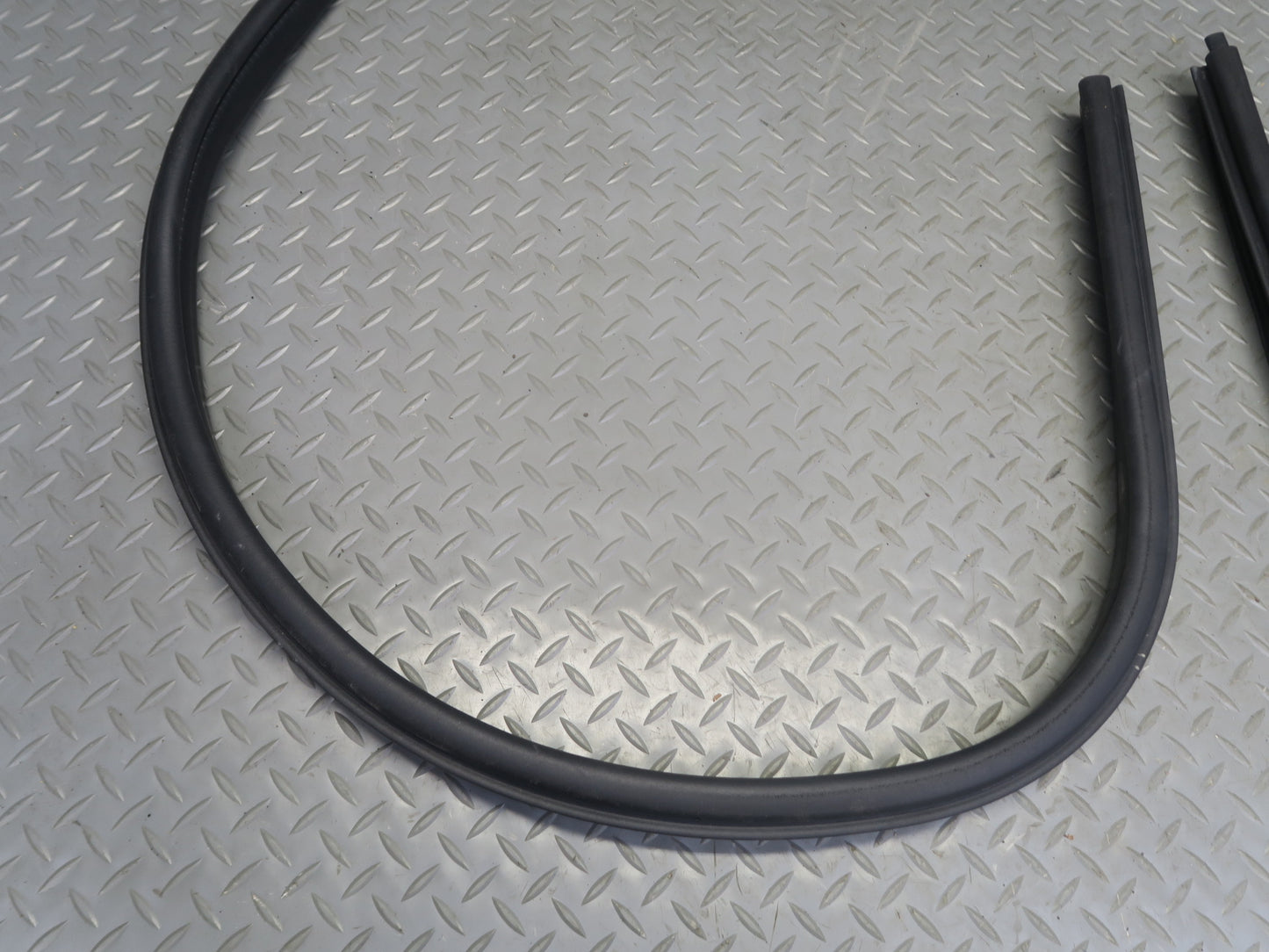 2003-2009 Hummer H2 Front Right Pass Side Door Weatherstrip Rubber Seal Gasket