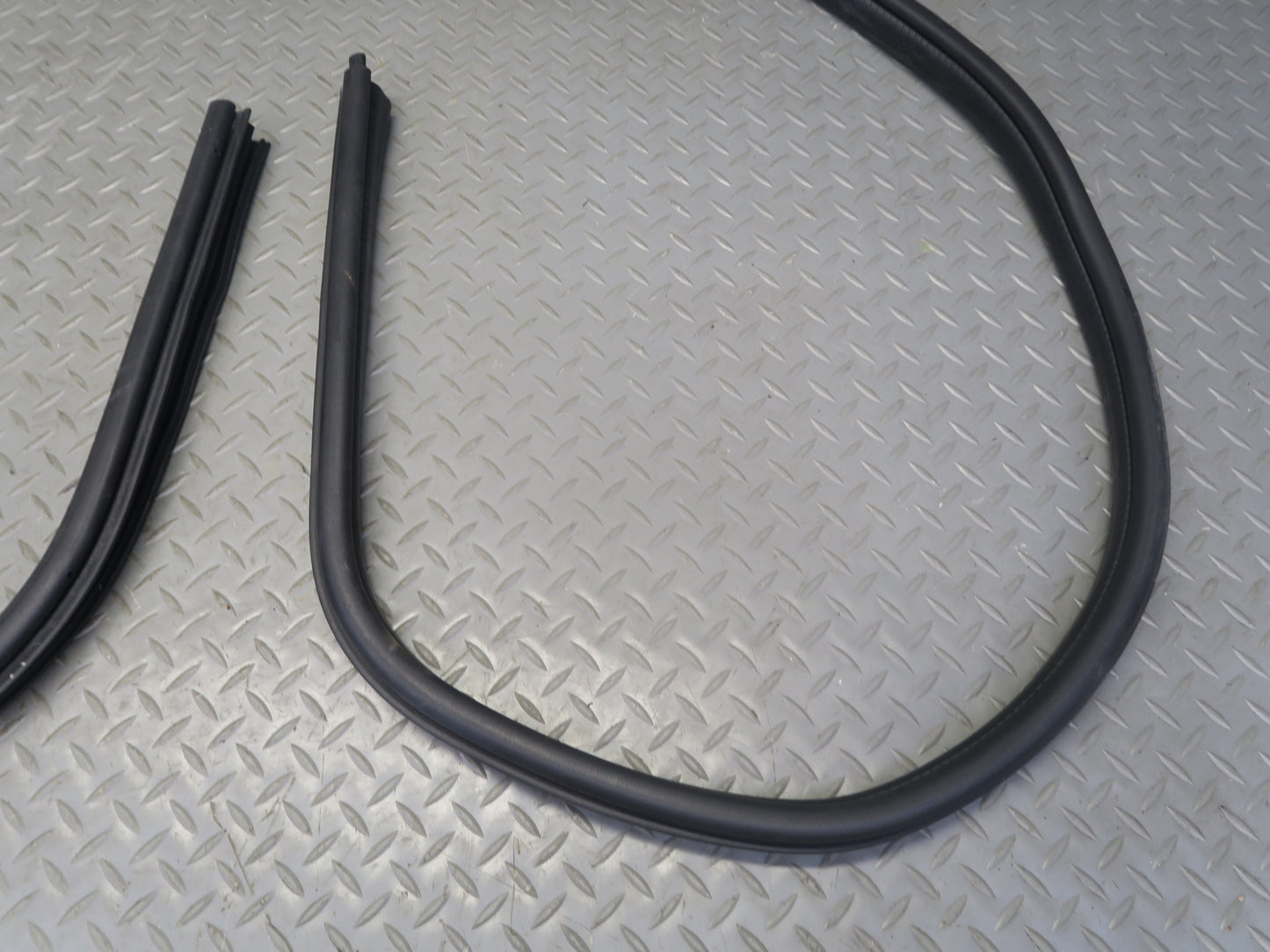2003-2009 Hummer H2 Front Right Pass Side Door Weatherstrip Rubber Seal Gasket