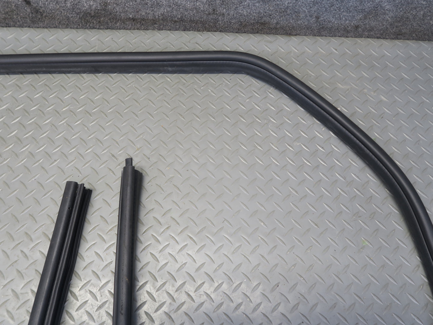 2003-2009 Hummer H2 Front Right Pass Side Door Weatherstrip Rubber Seal Gasket