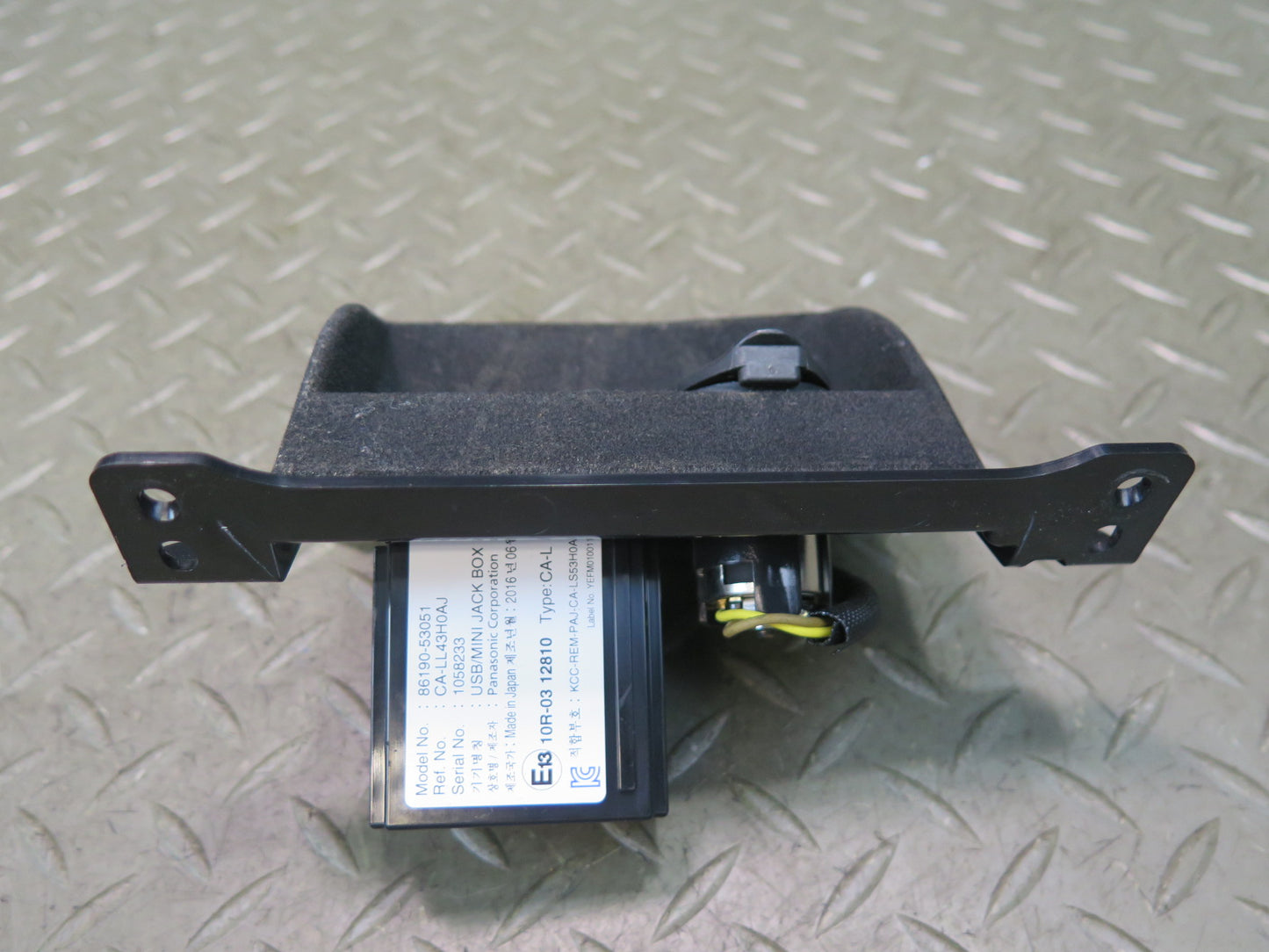 15-17 Lexus GSC16L RC300 Center Console USB Port AUX Jack Media Hub w Trim OEM