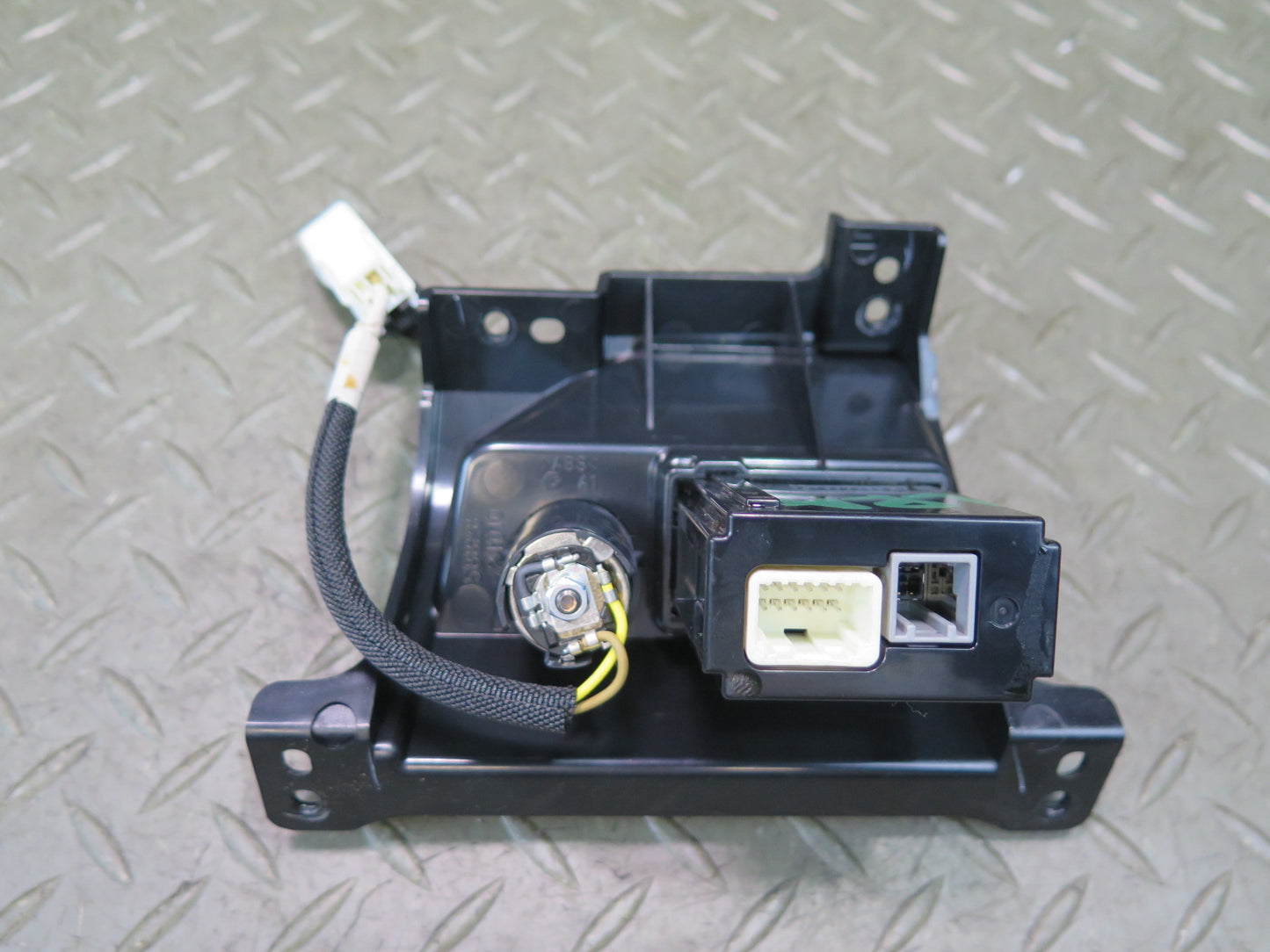 15-17 Lexus GSC16L RC300 Center Console USB Port AUX Jack Media Hub w Trim OEM