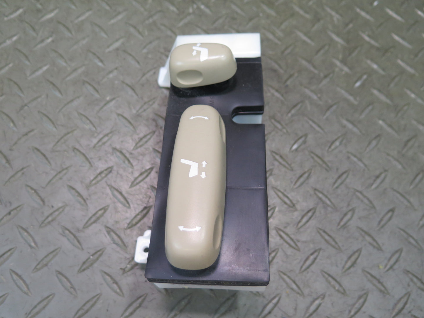 2005-2007 Lexus UZJ120L GX470 Front Left Seat Adjustment Switch