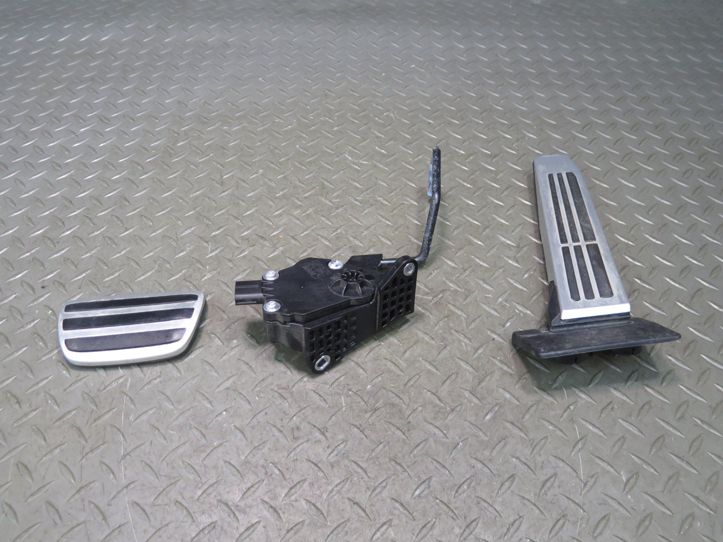 15-25 Lexus GSC16L RC300 F-sport Gas Acceleration Pedal Brake Pedal Pad Set OEM