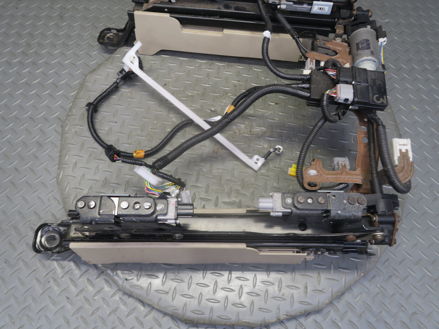 04-09 Lexus UZJ120L GX470 Front Right Seat Lower Frame Track w Motor