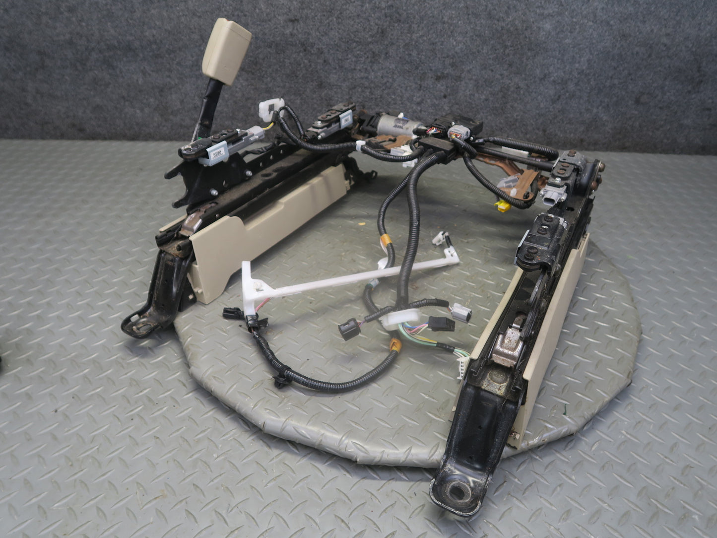 04-09 Lexus UZJ120L GX470 Front Right Seat Lower Frame Track w Motor