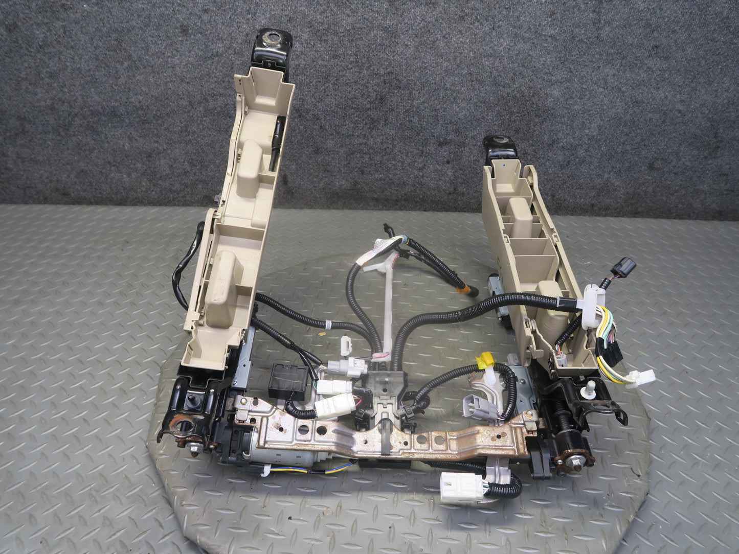 04-09 Lexus UZJ120L GX470 Front Right Seat Lower Frame Track w Motor