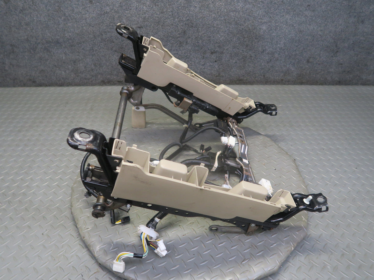 04-09 Lexus UZJ120L GX470 Front Left Seat Lower Frame Track w Motor