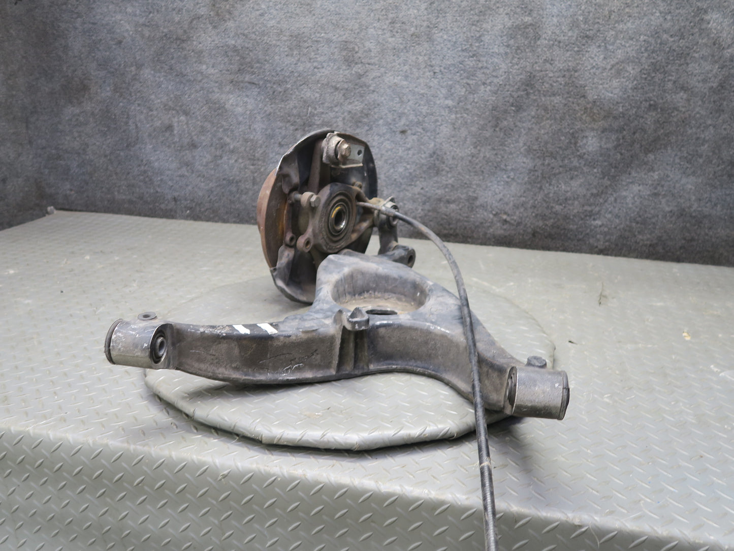 86-89 Mercedes R107 560SL Rear Right Trailing Arm Spindle Knuckle Wheel Hub OEM