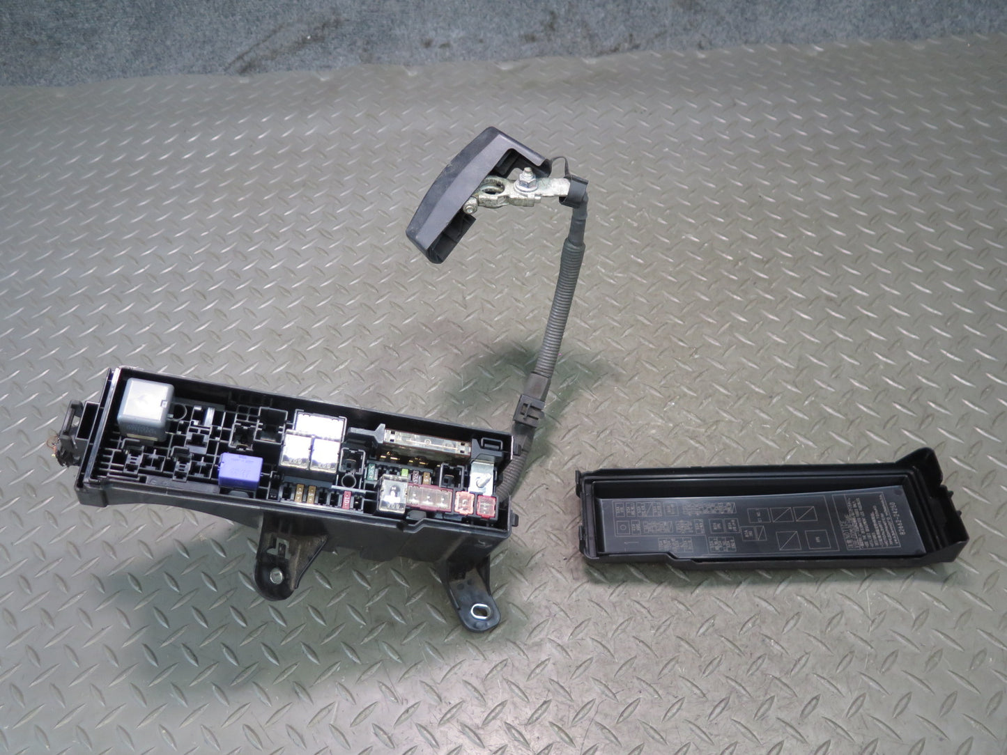 16-17 Lexus GSC16L RC350 RC300 Engine Positive Battery Fuse Panel w Terminal OEM
