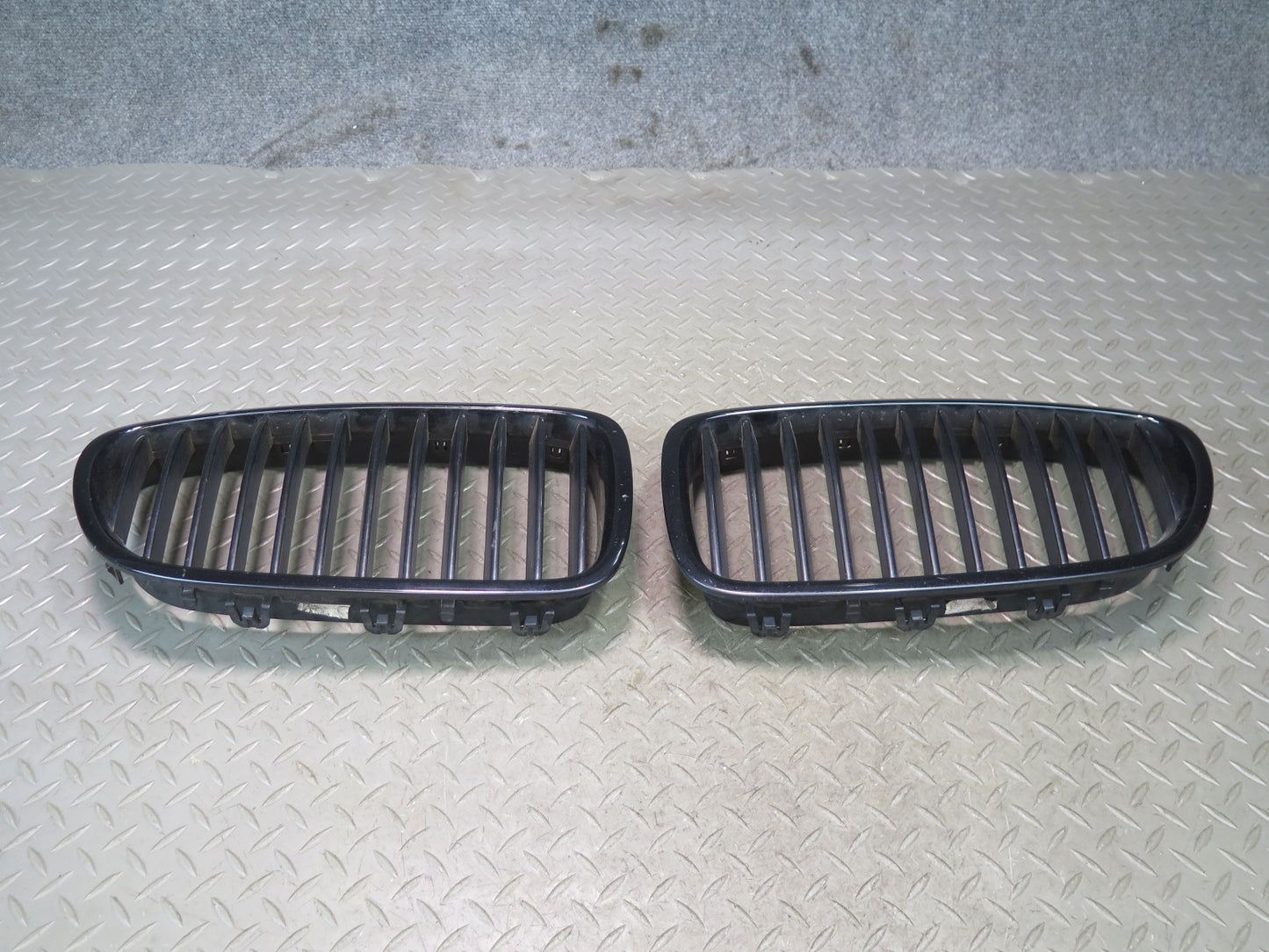 11-13 BMW F10 550iX Set of 2 Front Left & Right Bumper Kidney Grille OEM