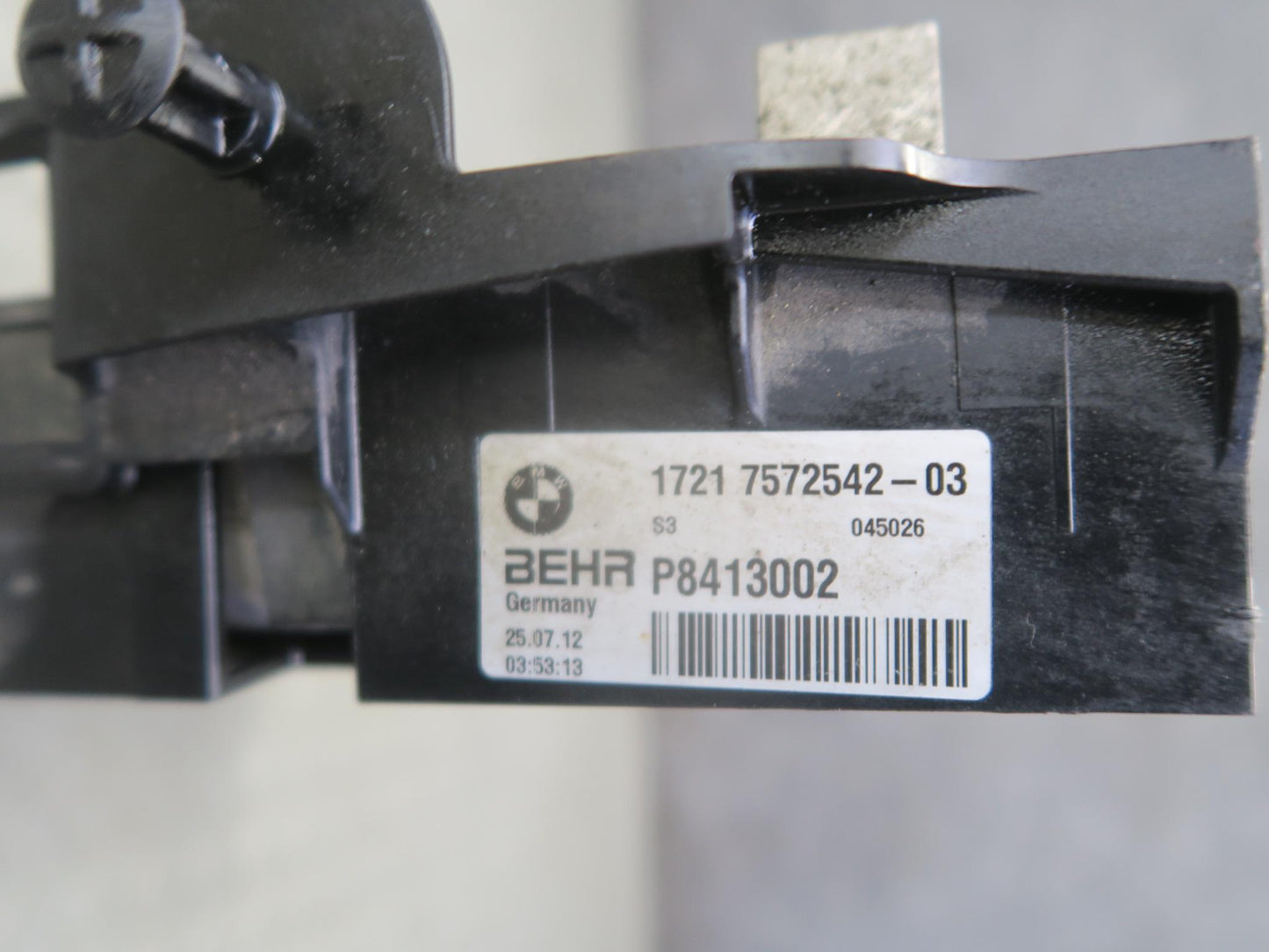 11-16 BMW F07 F10 550iX Right Engine Oil Cooler Radiator w Shroud 7572542 OEM