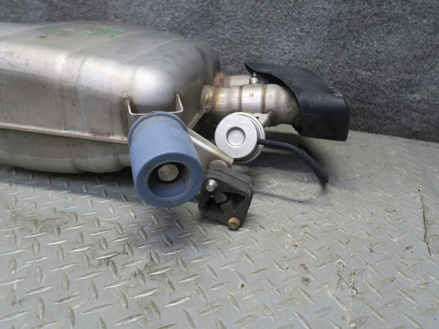 11-16 BMW F10 550i 550iX Rear Left Exhaust Muffler 7578188 OEM