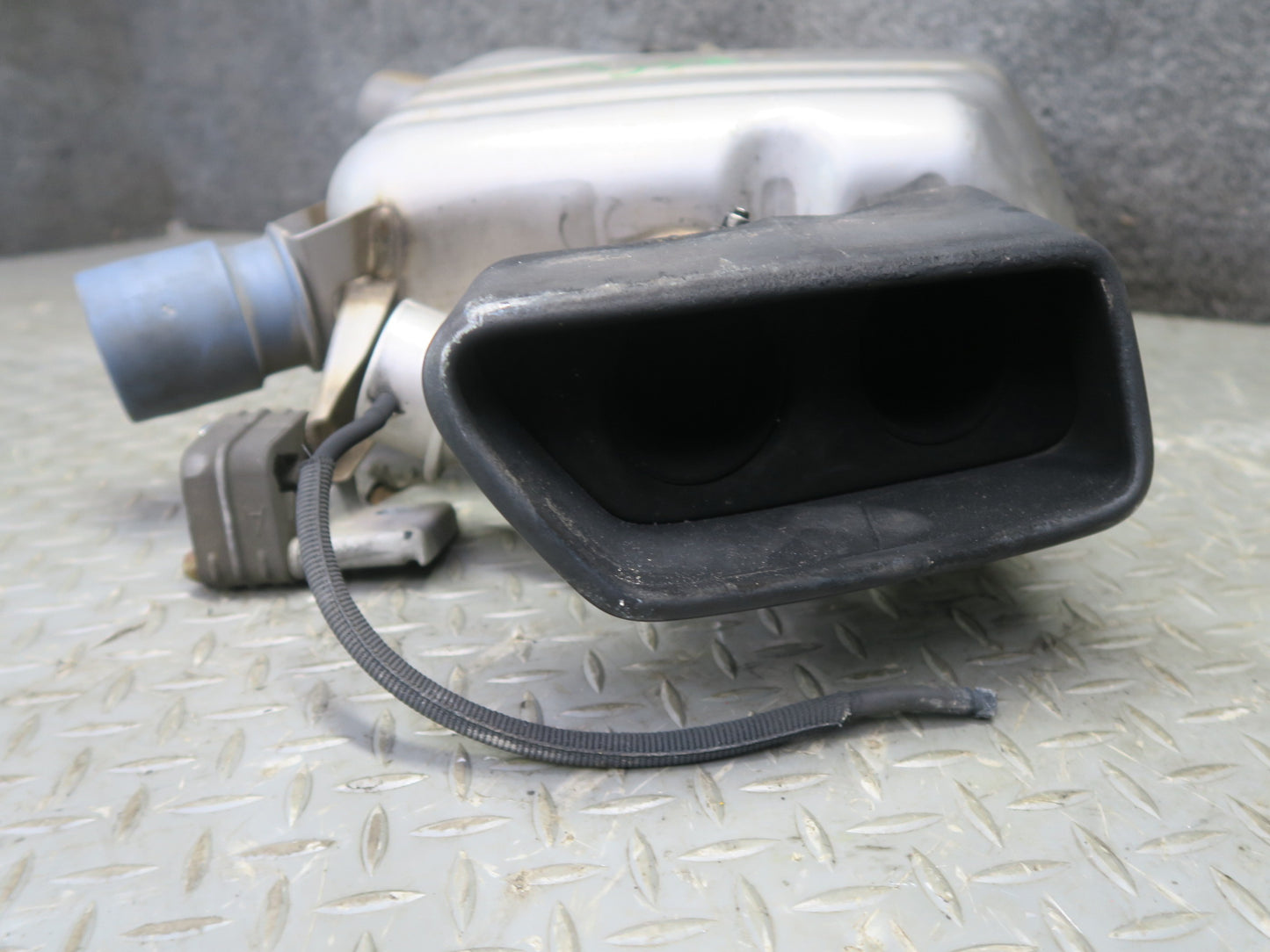 11-16 BMW F10 550i 550iX Rear Left Exhaust Muffler 7578188 OEM