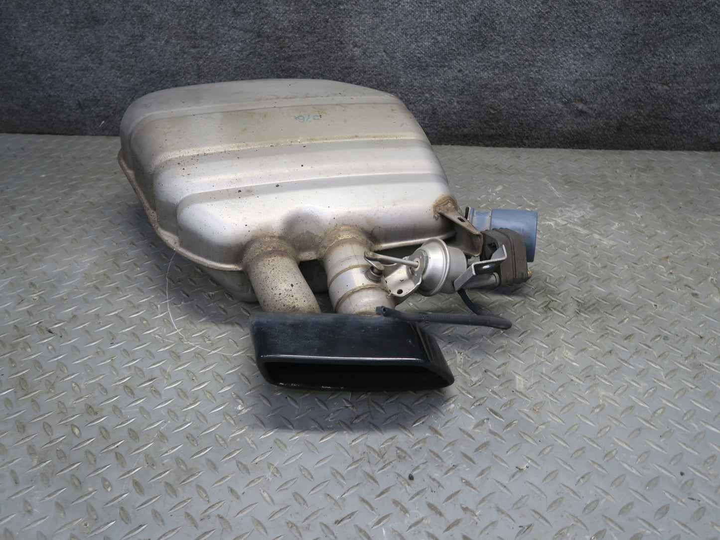 11-16 BMW F10 550i 550iX Rear Left Exhaust Muffler 7578188 OEM