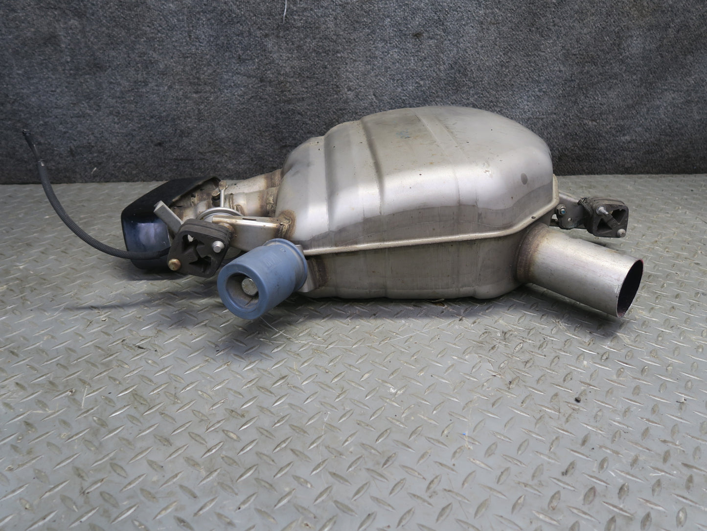 11-16 BMW F10 550i 550iX Rear Left Exhaust Muffler 7578188 OEM