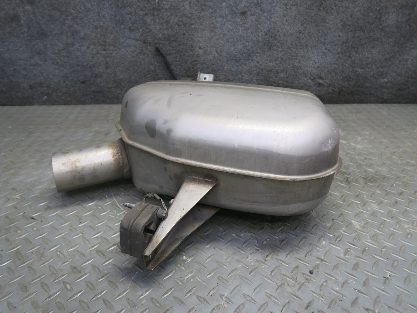 11-16 BMW F10 550i 550iX Rear Left Exhaust Muffler 7578188 OEM