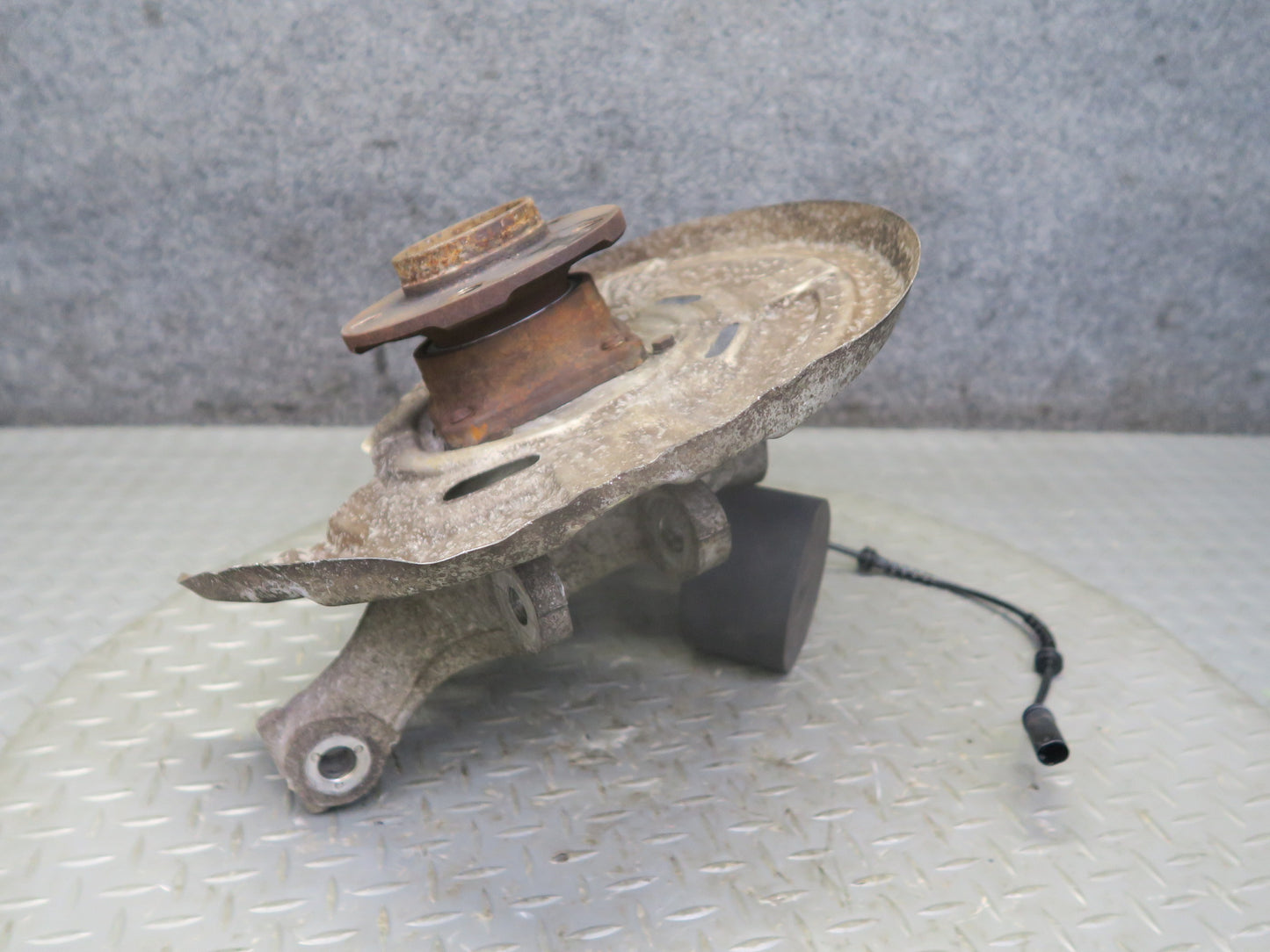 11-16 BMW F10 F12 F13 550iX AWD Rear Right Spindle Knuckle Wheel Hub 6793770 OEM