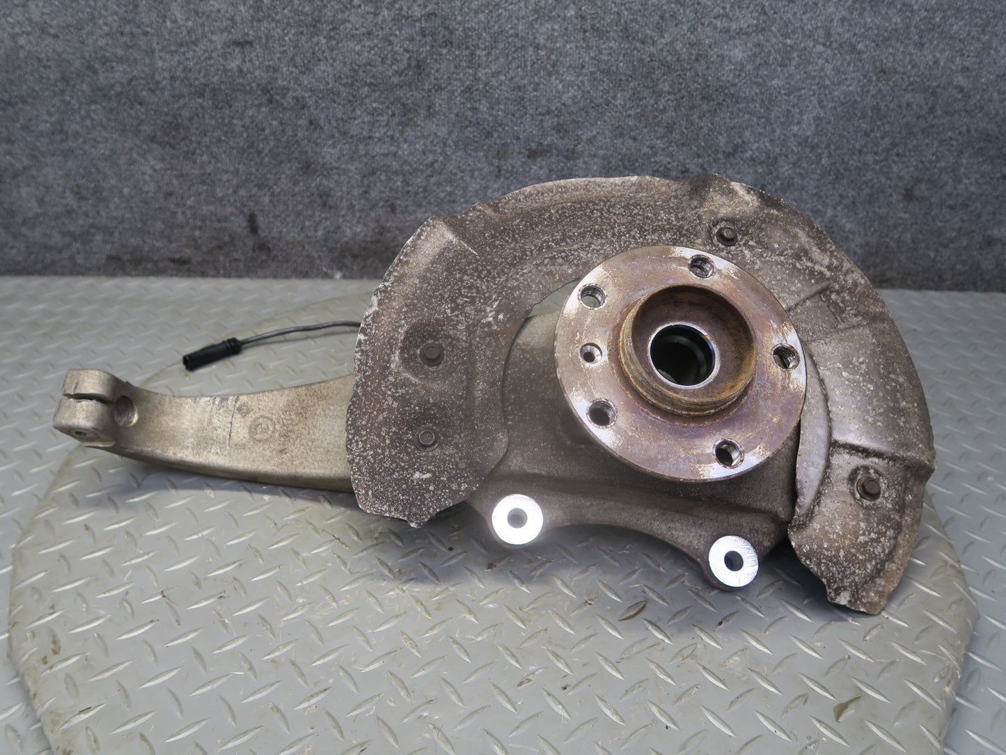 11-16 BMW F10 F12 F13 550iX AWD Front Right Spindle Knuckle Wheel Hub OEM