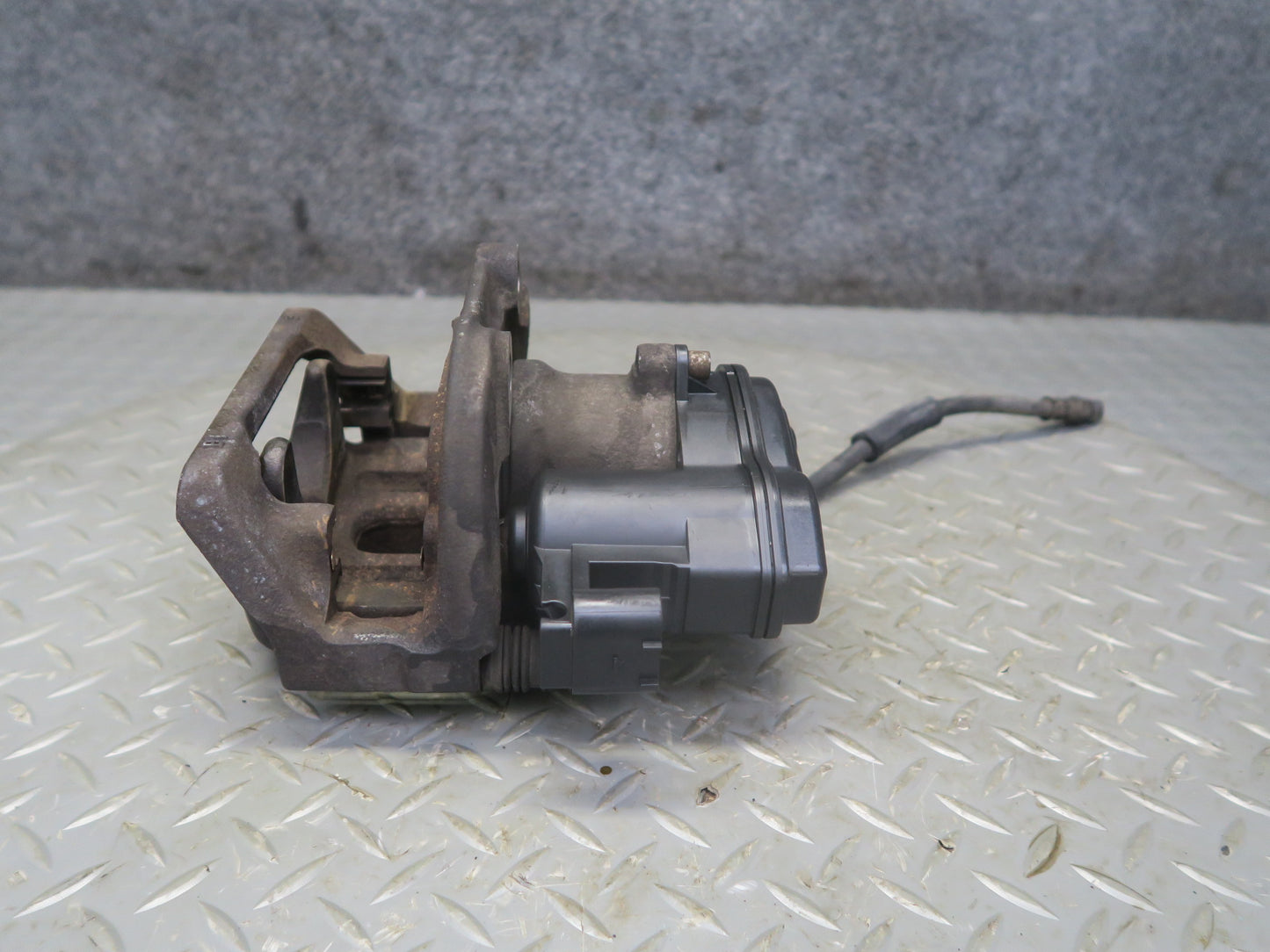 11-16 BMW F10 550iX AWD Set of 2 Rear Left & Right Brake Caliper OEM