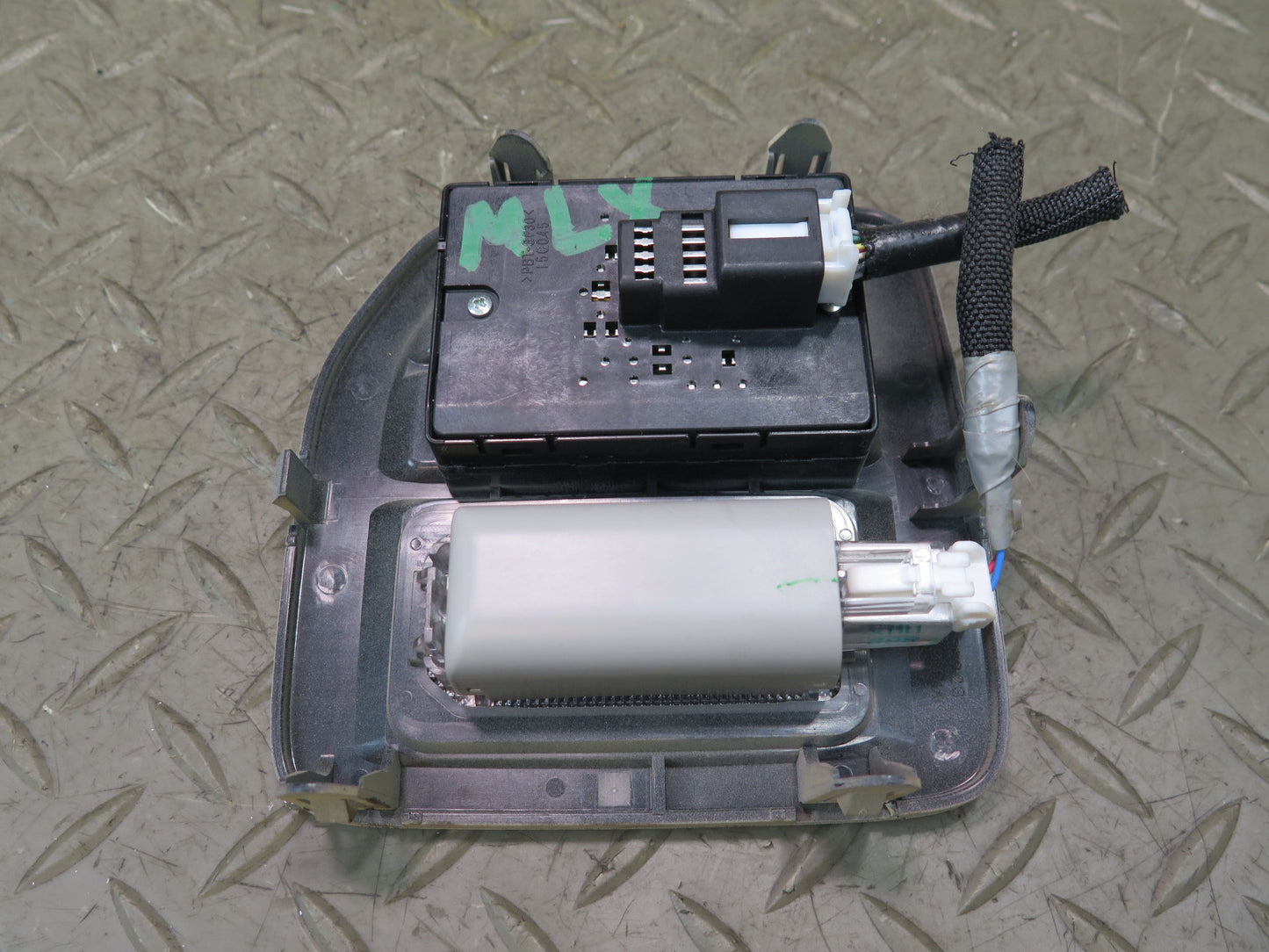 2008-2011 Lexus URJ201L LX570 Rear Right Trunk Folding Seat Switch W/ Trim