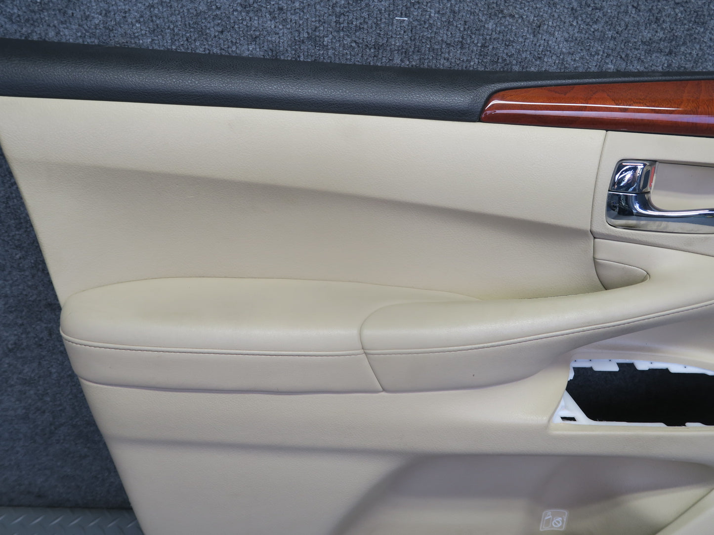 2008-2011 Lexus URJ201L LX570 Front Left Side Door Interior Trim Cover Panel