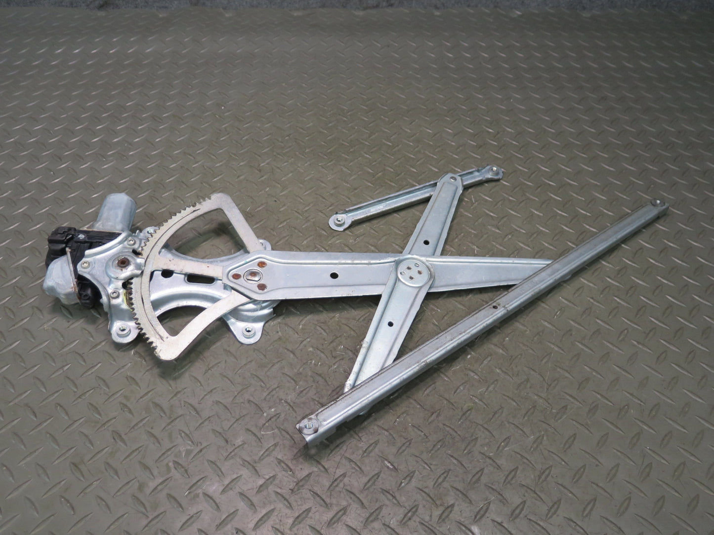2008-2015 Lexus URJ201L LX570 Front Left Side Door Window Regulator W/ Motor