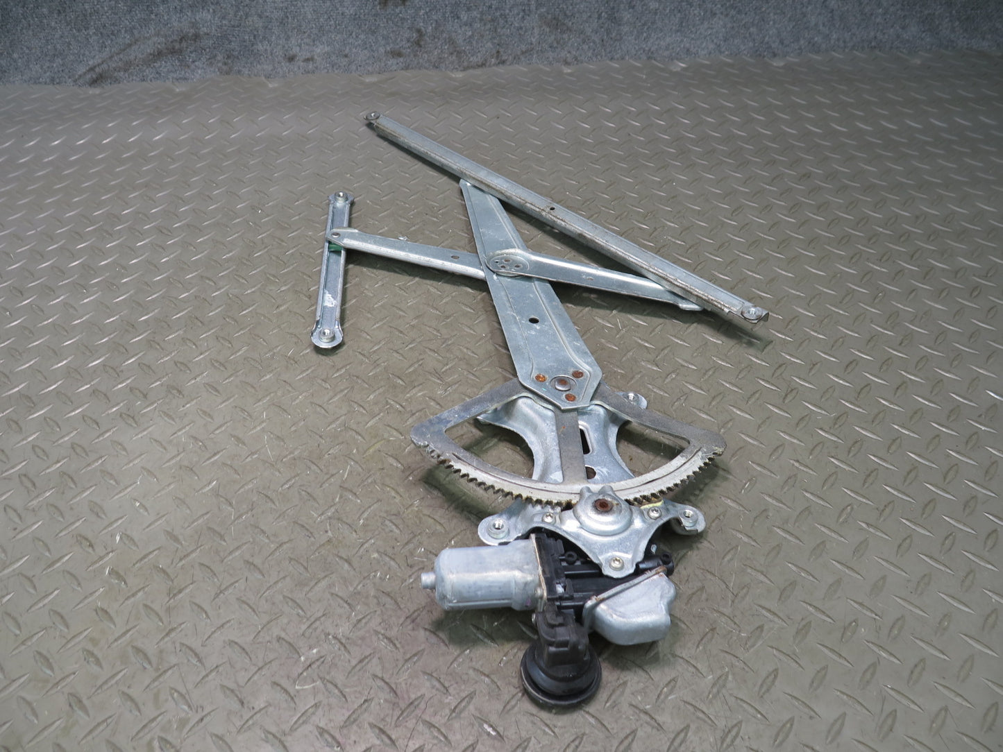 2008-2015 Lexus URJ201L LX570 Front Left Side Door Window Regulator W/ Motor