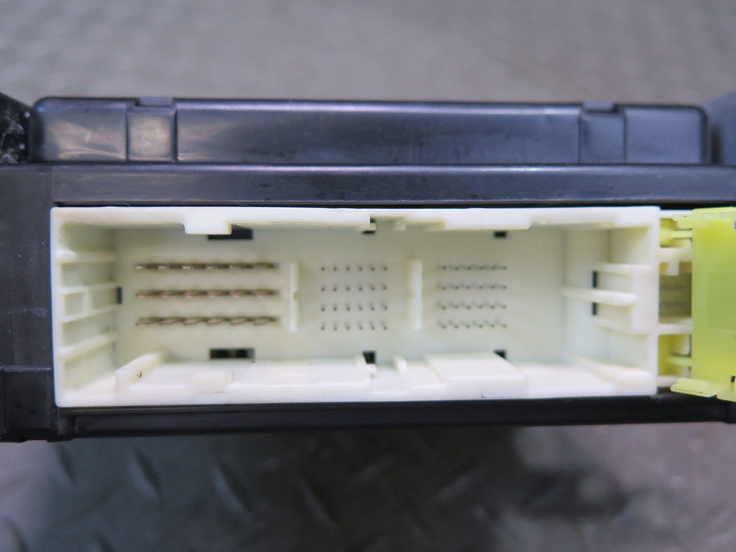 2008-2010 Lexus URJ201L LX570 Cowl Side Junction Block Module 82733-60350-D