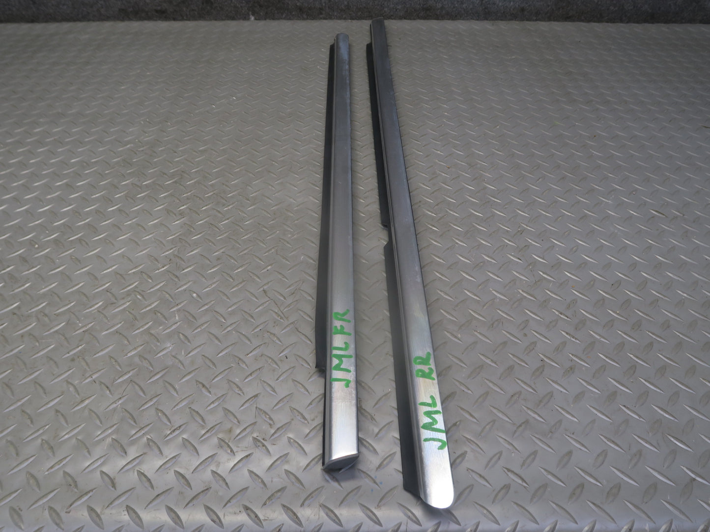 06-11 Mercedes W164 Ml-class Set of 2 Right Door Window Weatherstrip Molding OEM