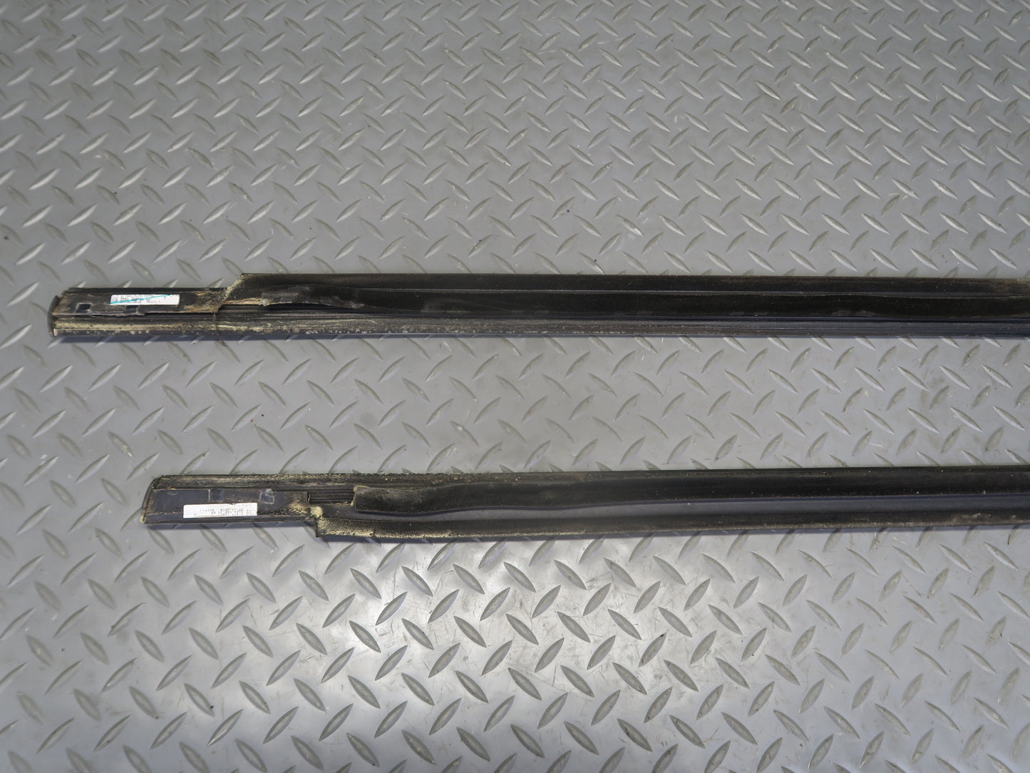 06-11 Mercedes W164 Ml-class Set of 2 Right Door Window Weatherstrip Molding OEM