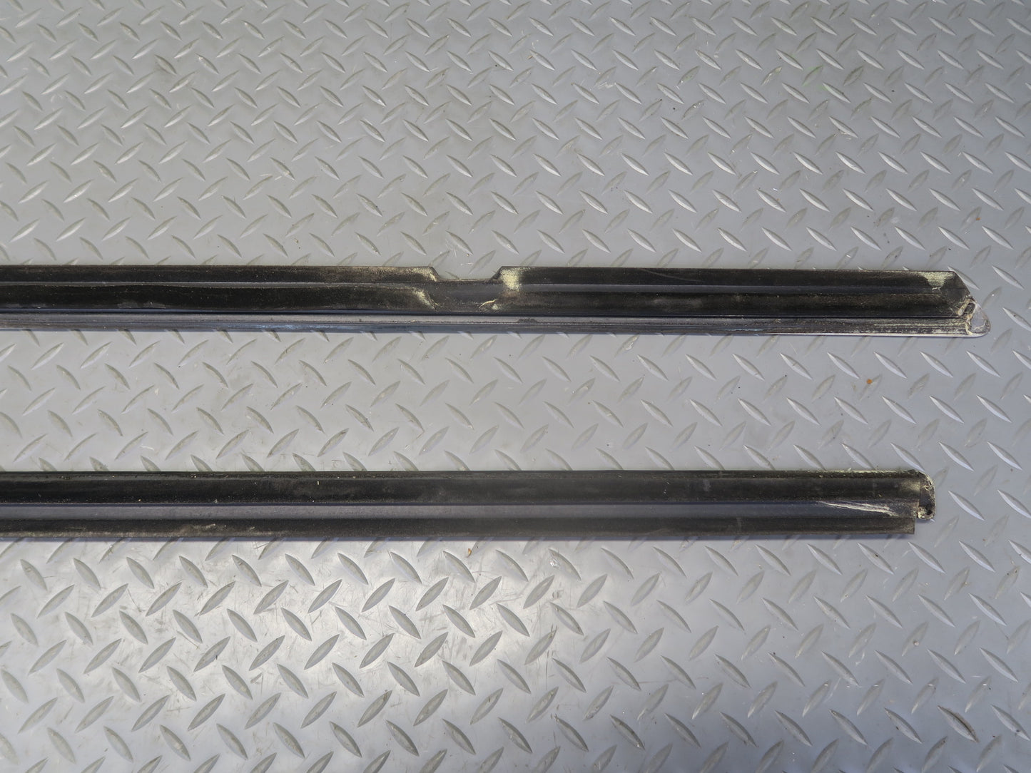 06-11 Mercedes W164 Ml-class Set of 2 Right Door Window Weatherstrip Molding OEM