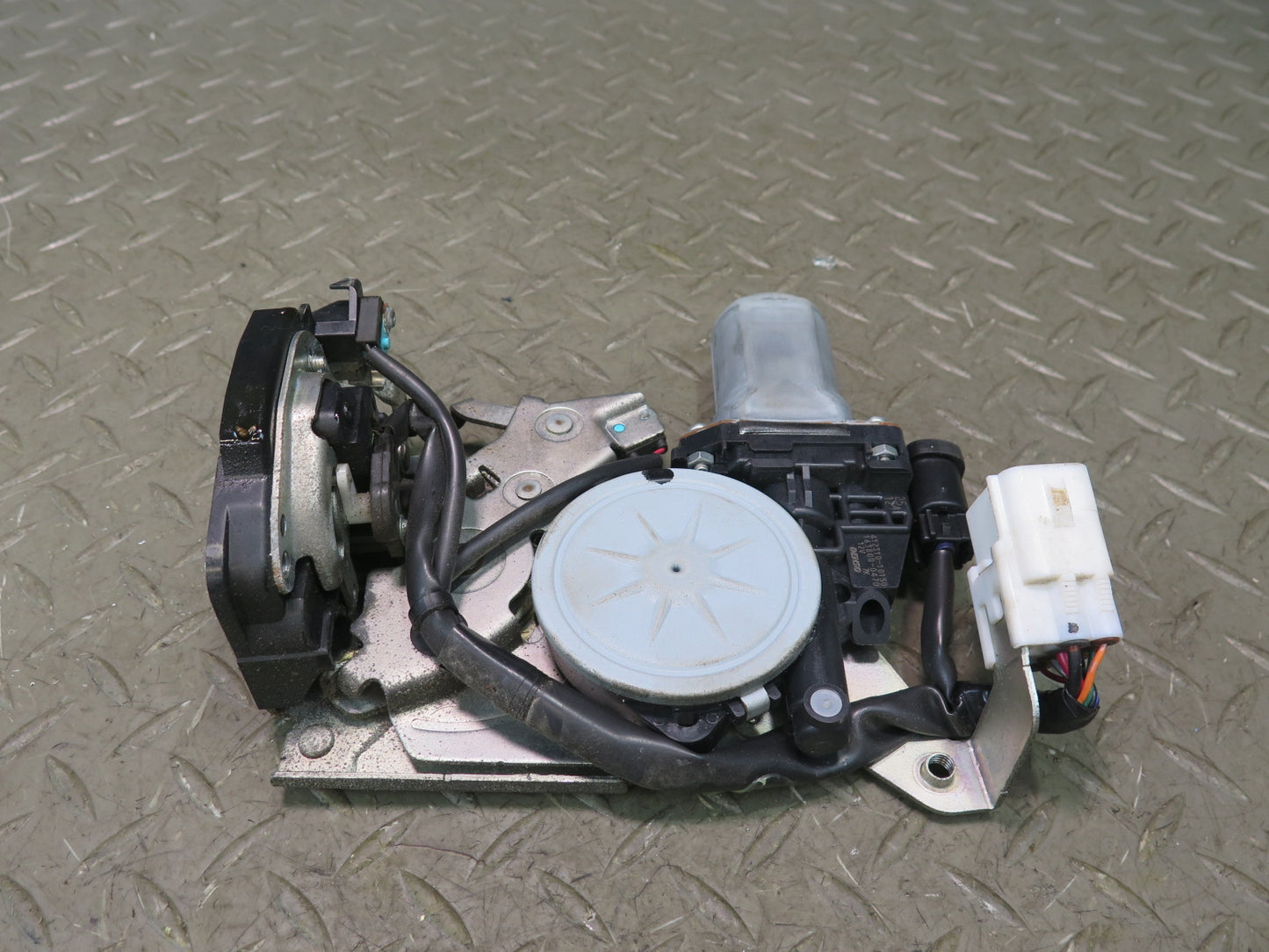 2008-2011 Lexus URJ201L LX570 Rear Right Side Trunk Tailgate Lock Latch Actuator