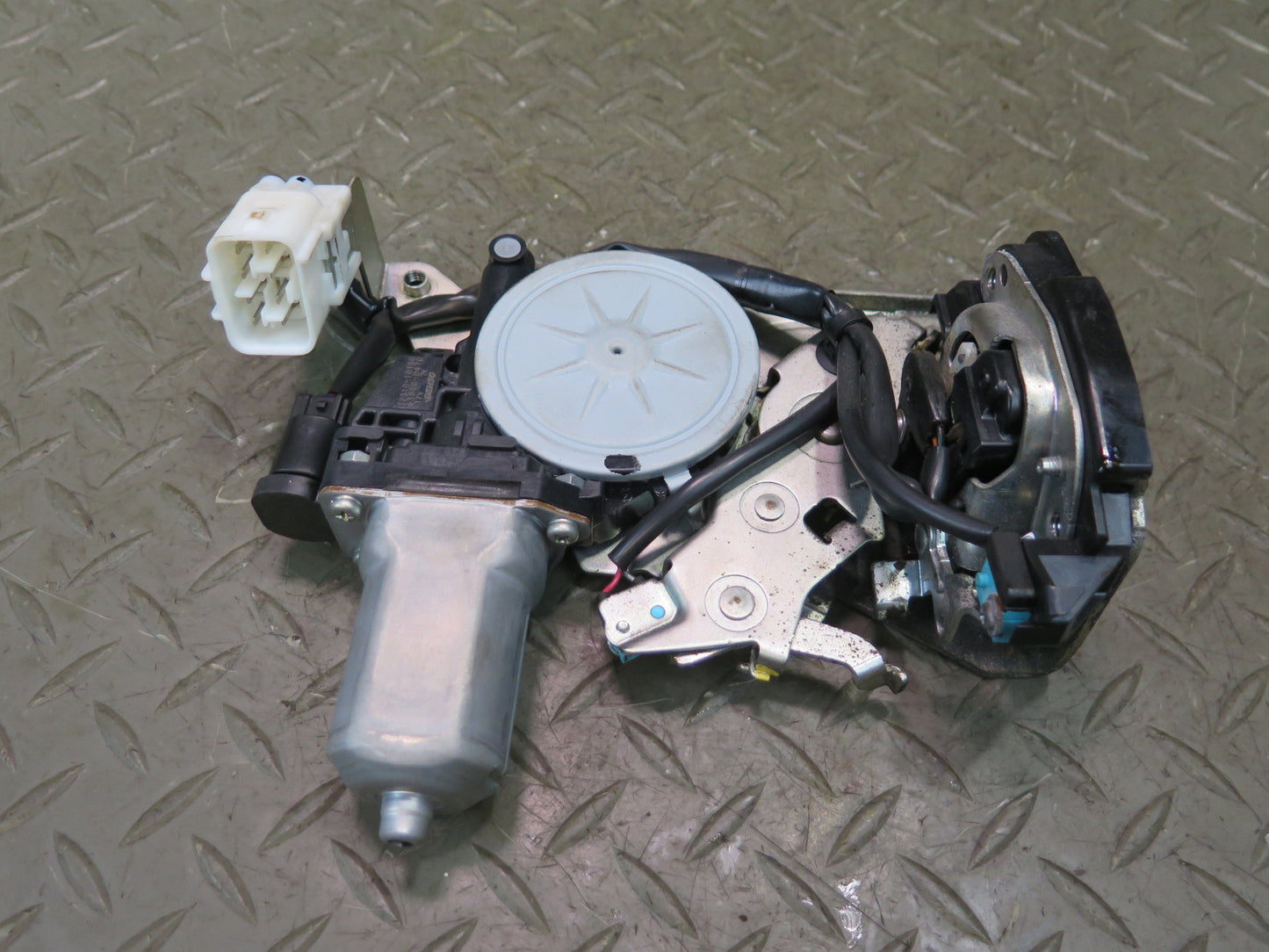 2008-2011 Lexus URJ201L LX570 Rear Right Side Trunk Tailgate Lock Latch Actuator