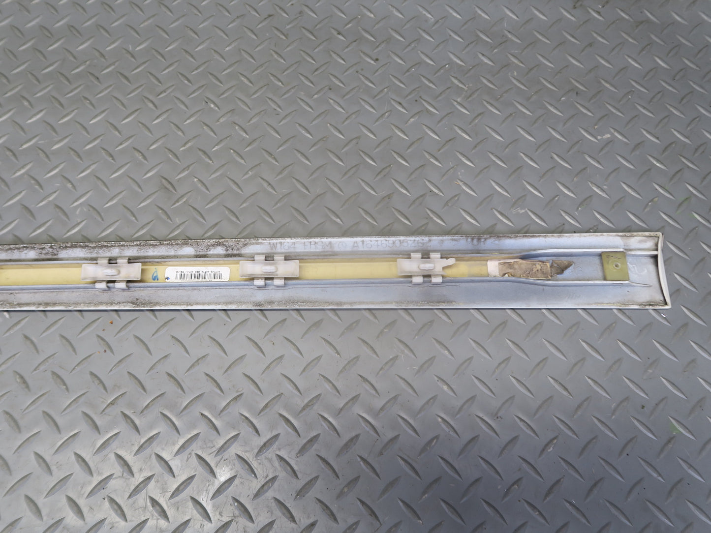 06-11 Mercedes W164 Ml-class Set of 2 Front Rear Right Door Exterior Molding OEM