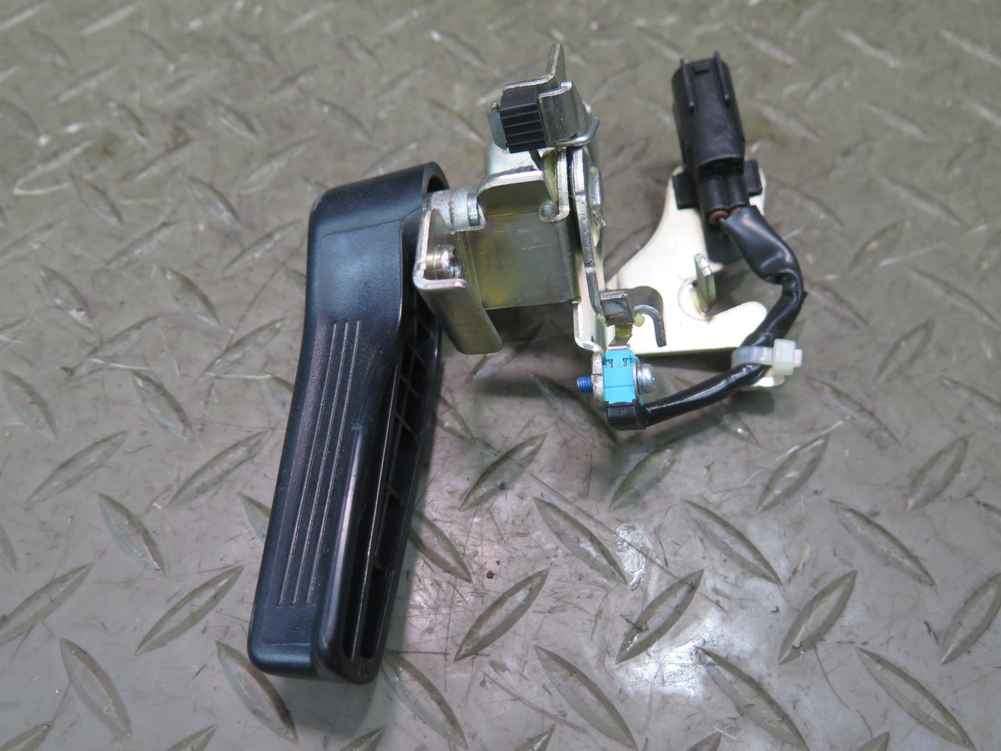 2008-2015 Lexus URJ201L LX570 Rear Trunk Tail Gate Liftgate Latch Lock Handle