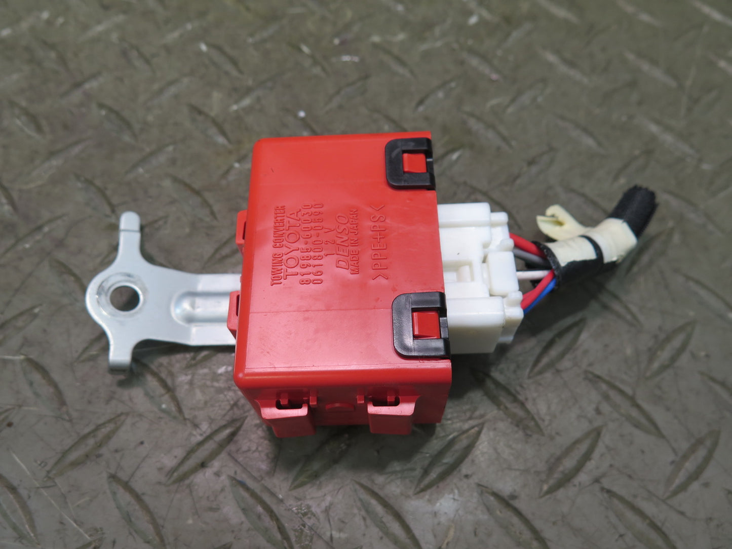 2008-2015 Lexus URJ201L LX570 Towing Converter Relay Module 81985-60030