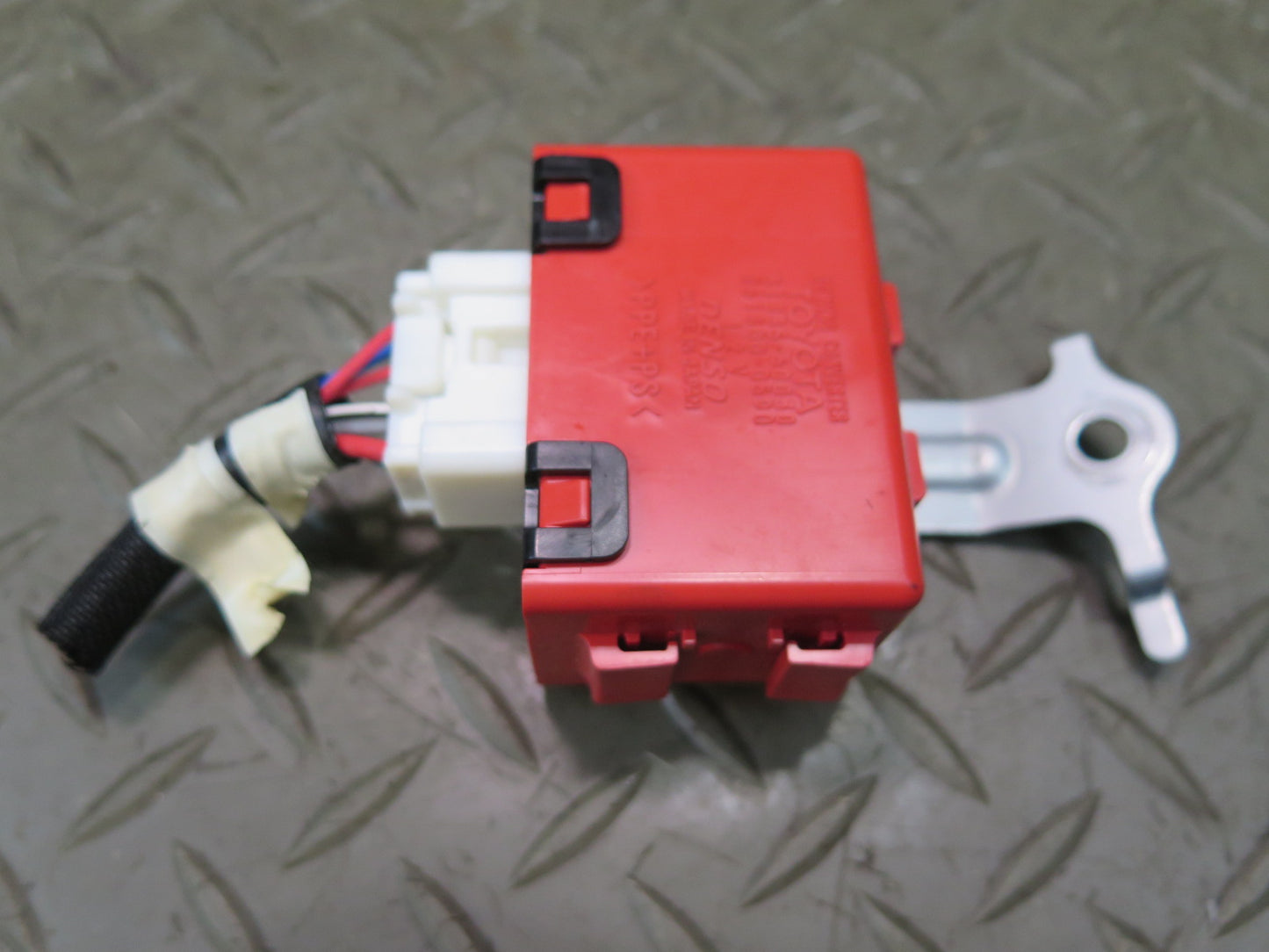 2008-2015 Lexus URJ201L LX570 Towing Converter Relay Module 81985-60030