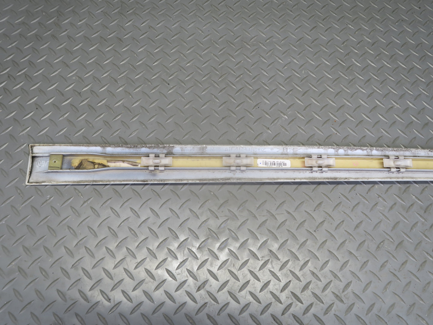 06-11 Mercedes W164 Ml-class Set of 2 Front Rear Left Door Exterior Molding OEM