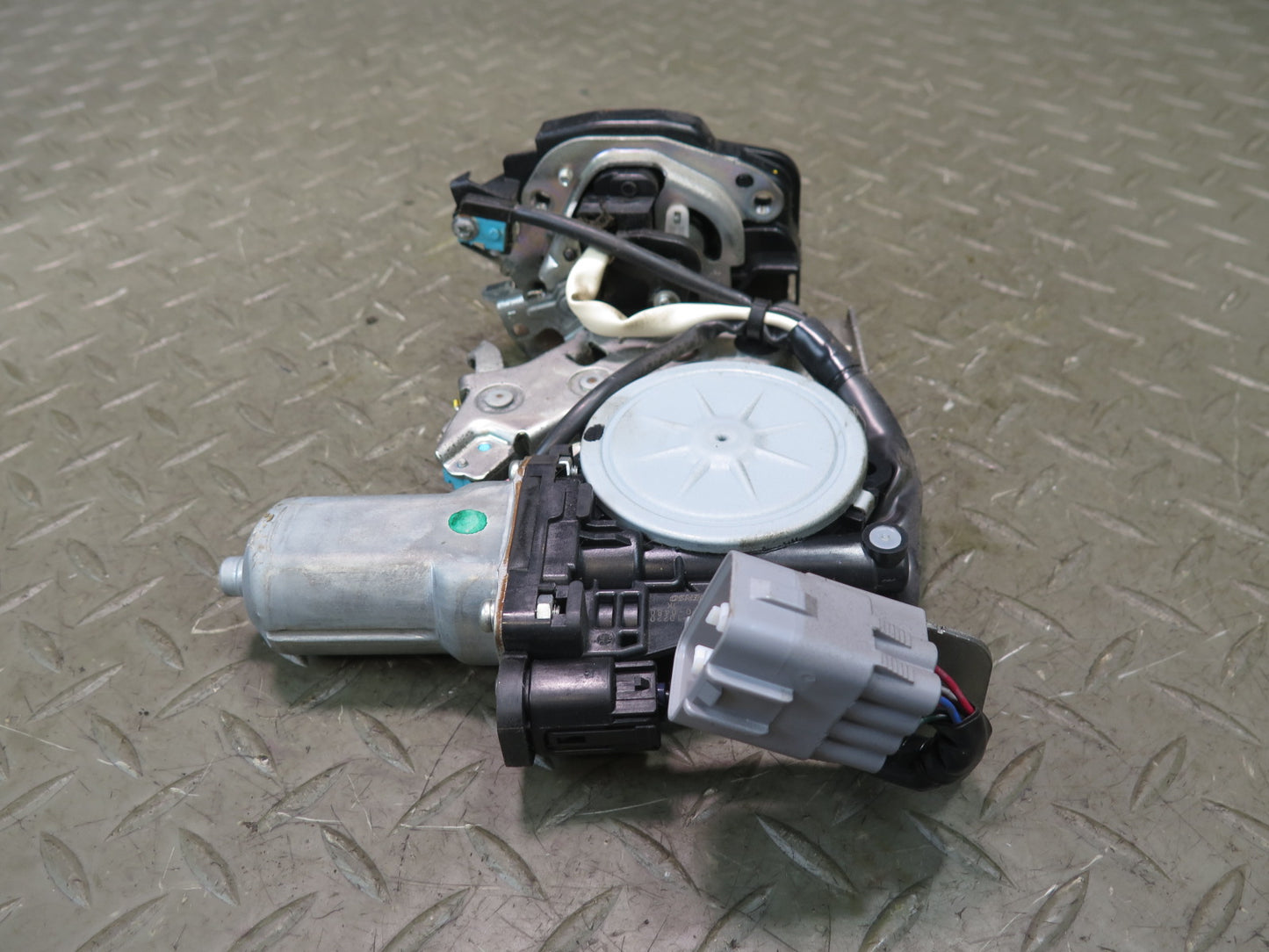 2008-2011 Lexus URJ201L LX570 Rear Left Side Trunk Tailgate Lock Latch Actuator