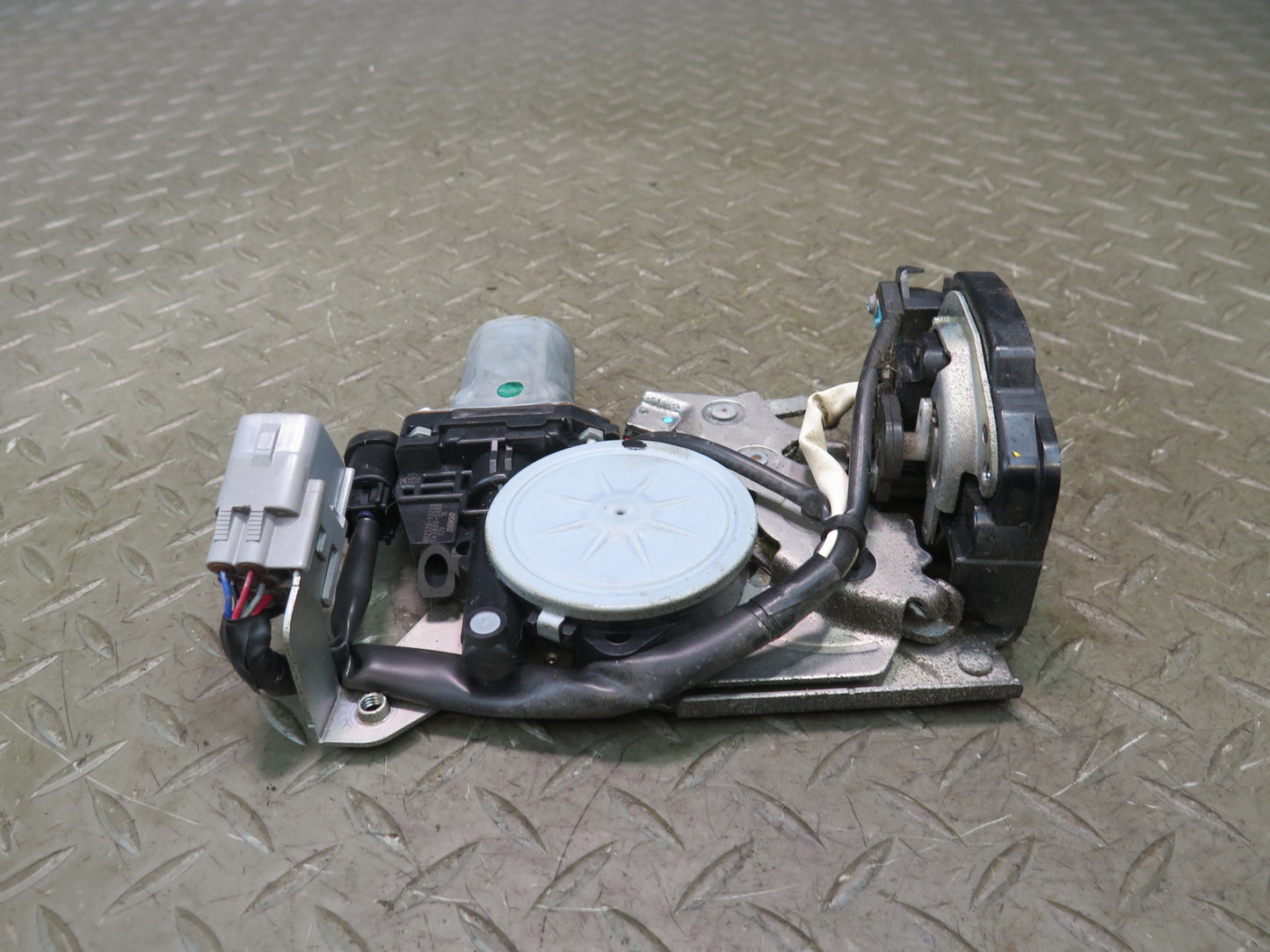 2008-2011 Lexus URJ201L LX570 Rear Left Side Trunk Tailgate Lock Latch Actuator