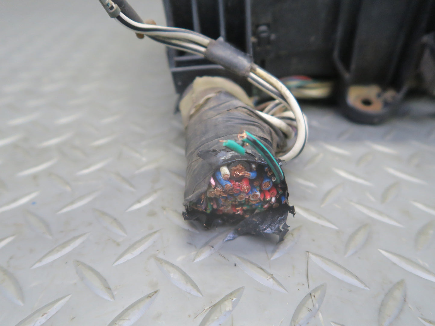 2008-2010 Lexus URJ201L LX570 5.7L Engine Motor Fuse Junction Box