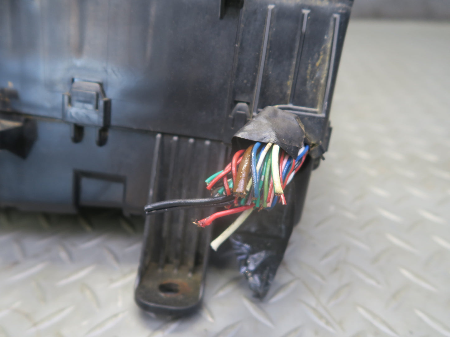 2008-2010 Lexus URJ201L LX570 5.7L Engine Motor Fuse Junction Box