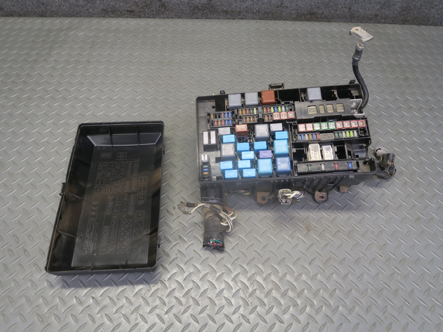 2008-2010 Lexus URJ201L LX570 5.7L Engine Motor Fuse Junction Box