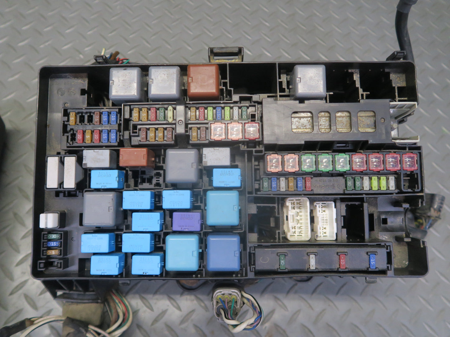 2008-2010 Lexus URJ201L LX570 5.7L Engine Motor Fuse Junction Box